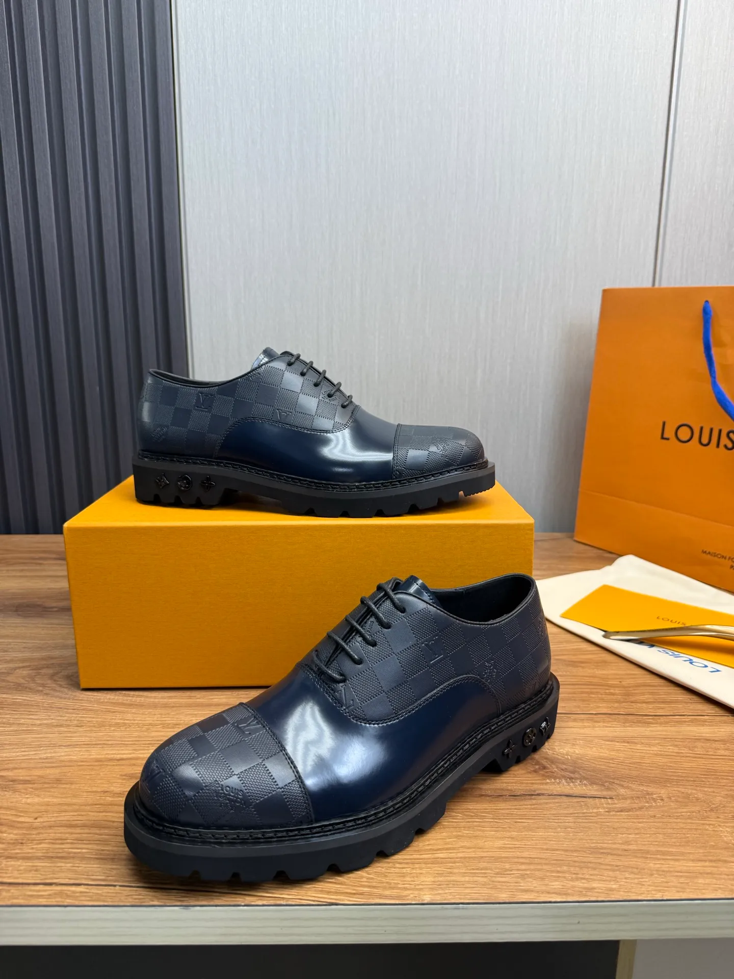 Men's shoes 💰900💰 LV. Men's casual lace-up leather shoes, the latest hot style 🔥 1:1 original purchase quality, top quality goods ⬆️The upper is imported open-edge beaded cowhide, cowhide, and cow suede. The hand-made three-dimensional stitching highlights the round toe design. The inner foot pads are all imported cowhide, with the original wear-resistant foam outsole, matching code 39-44, (38, 45 custom-made, non-refundable)